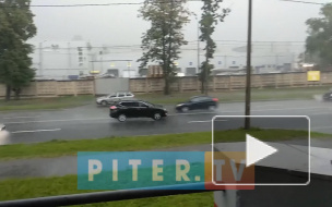 Видео: Петербург затопило летним дождем 