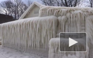 Видео: из-за сильного шторма дом сковало льдом