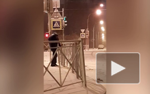 На 2-ом Муринском проспекте неизвестный пытался срезать дорожное ограждение