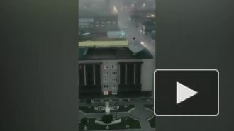 Летающие крыши во время урагана в Чечне попали на видео