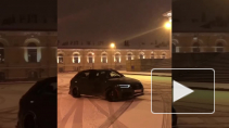 Видео: лихач устроил дрифт около здания Биржи в Петербурге