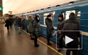 Видео: утром в метро Петербурга заметили много пассажиров 