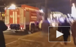 На Московском проспекте тушили пожар, пострадавших спасали на носилках