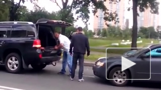Видео мужика с топором на дорожной "разборке" в Петербурге набирает популярность