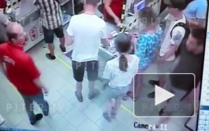 Пятеро грабителей устроили массовую драку с работниками продуктового магазина в Петербурге