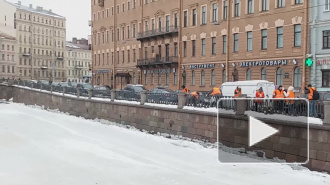 Видео: работники администрации района убирают наледь возле Кокушкиного моста