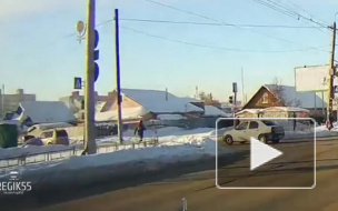 Сам виноват: в Омске Renault Logan сбил парня, ДТП сняли на видео