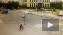 Опубликован момент ДТП на перекрестке Просвещения и Кустодиева