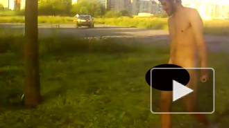 В Купчино голый мужчина гуляет по дворам