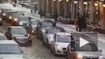 Появилось видео падения сосульки на девушку в Петербурге