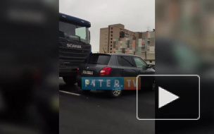 На КАДе перед съездом на Рыбацкое КАМАЗ столкнулся с легковушкой