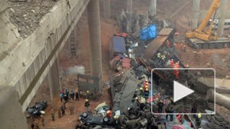 В Китае взрыв грузовика с пиротехникой обрушил мост с фурами, десятки погибших