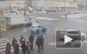 В Калининском районе "Газель" выбила "страйк" из двух легковушек и сбила знак