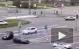 Видео: иномарку вынесло на газон после ДТП на проспекте Просвещения