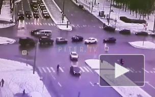 Видео: момент столкновения двух иномарок на перекрестке Луначарского и Светлановского