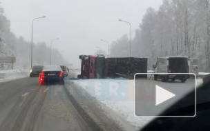 Фура снесла ограждение и перевернулась на бок на трассе Скотное