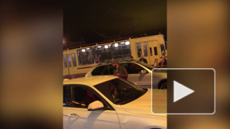 У станции метро "Улица Дыбенко" кавказцы с рациями перекрыли водителям проезд