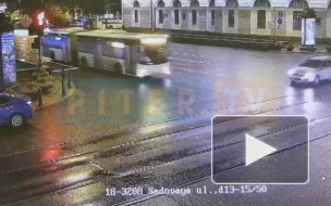 На перекрестке Невского и Садовой столкнулись автобус и легковушка