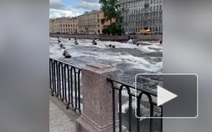 Аквабайкеры в Петербурге провели парад в честь начала сезона