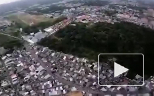 Видео: парашютист на скорости врезался в дом и остался жив 