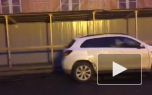 Видео: около Марсова поля обрушились строительные леса 