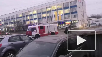 Спасатели не могли подступиться к горящему зданию в Невском районе. Их помощь не понадобилась