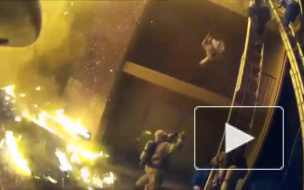 Драматичное видео из США: Пожарные ловили детей выброшенных из горящего дома