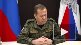 Медведев поручил следить за регулярными выплатами довольствия военным