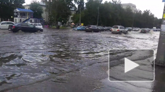 Ливень в Челябинске растворил асфальт и превратил парковку в бассейн