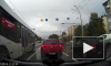 На видео попал водитель из Кемерово, который двигался по трамвайным путям