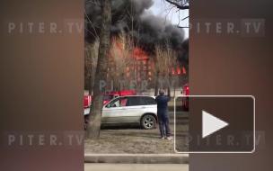 У "Невской мануфактуры" рухнула кровля при пожаре. Огонь продолжает распространяться