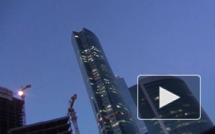 На стройке в "Москва-Сити" упала люлька с рабочими: семь человек в больнице, один скончался