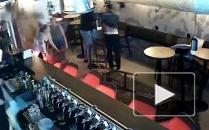 Видео: В Москве в кафе незнакомец серьезно ранил ножом молодого парня