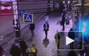 Женщина потеряла сознание перед входом в отель на Невском