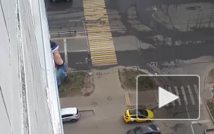 В Москве любитель селфи чуть не выпал из окна дома, нарушив самоизоляцию