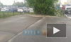 Видео: на Ворошилова из-за сильного ветра на тротуар упало дерево