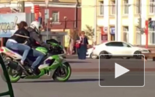Дерзкое видео из Кемерово: мотоциклист устроил погоню в центре города
