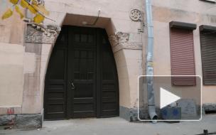В фонде "Внимание" рассказали о реставрации исторической двери в доме Эрлиха на Зверинской улице