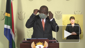 Президент ЮАР решил надеть медицинскую маску и запутался в ней