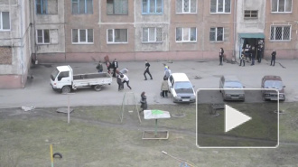 В Кузбассе произошла массовая драка во дворе общежития: уличные бойцы показали свои способности