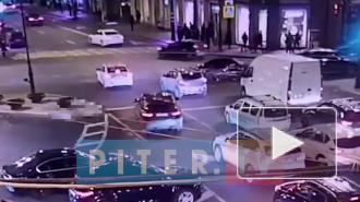 На площади Льва Толстого столкнулись "Лада" и такси