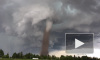 Стригущий газон на фоне торнадо канадец покорил соцсети