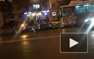 Видео из Кемерово: Троллейбус протаранил 8 автомобилей