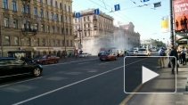 В Сети появилось видео страшного автомобильного пожара в центре Невского проспекта