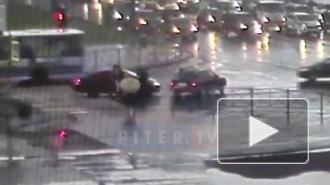 Видео: неизвестные угнали машину с водителем внутри во Фрунзенском районе