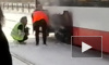 В Петербурге пассажиры помогали чинить дымящийся трамвай