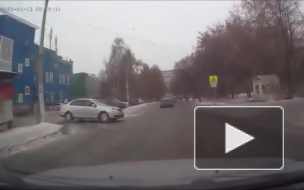 Выскочил под автобус.