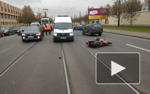 На Лесном проспекте Volvo сбило байкера на красном мотоцикле
