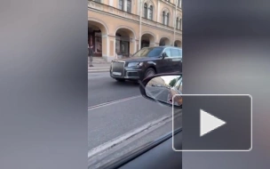Женщина протаранила премиальный внедорожник Aurus на Садовой