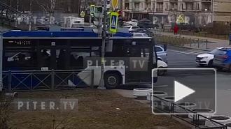 Видео: на Серебристом бульваре столкнулись две иномарки и троллейбус